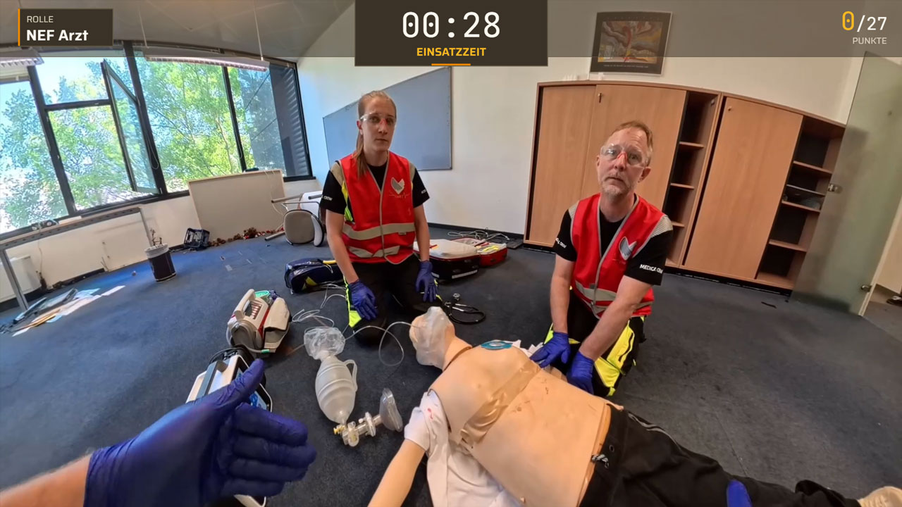 Resuscitation on scene, team at work